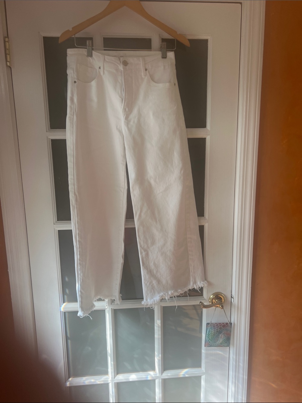 Women’s White High-Waist Straight Jeans - Casual Frayed Hem wide leg